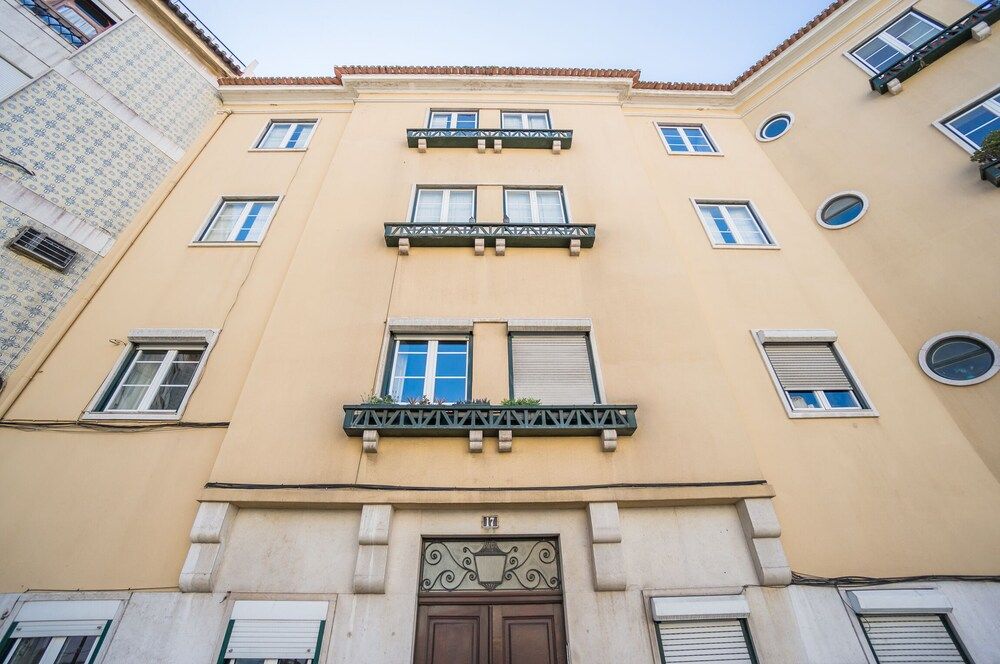 Panoramic Tagus River Terrace Apartment in Alfama