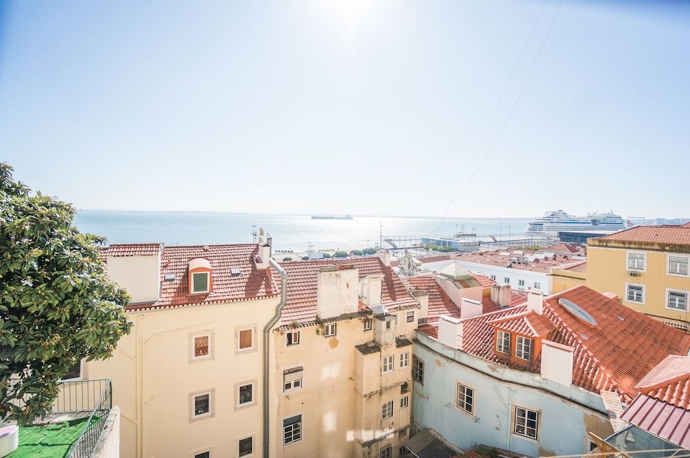 Panoramic Tagus River Terrace Apartment in Alfama 2