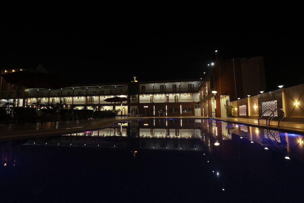 Swim-up bar