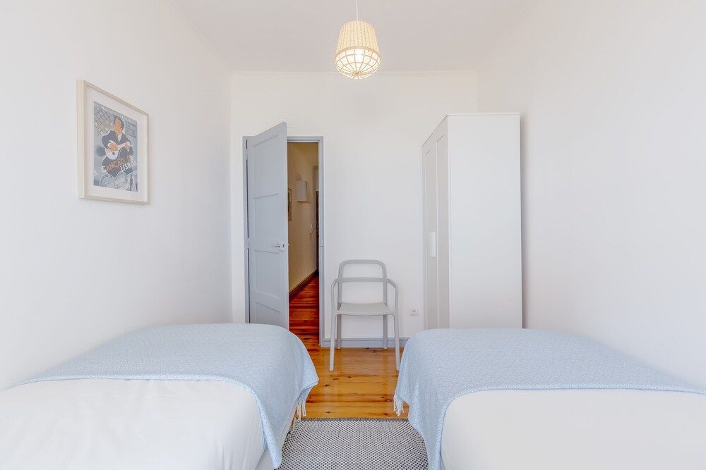 Bright & Spacious Alfama Typical Apartment, By TimeCooler room 2