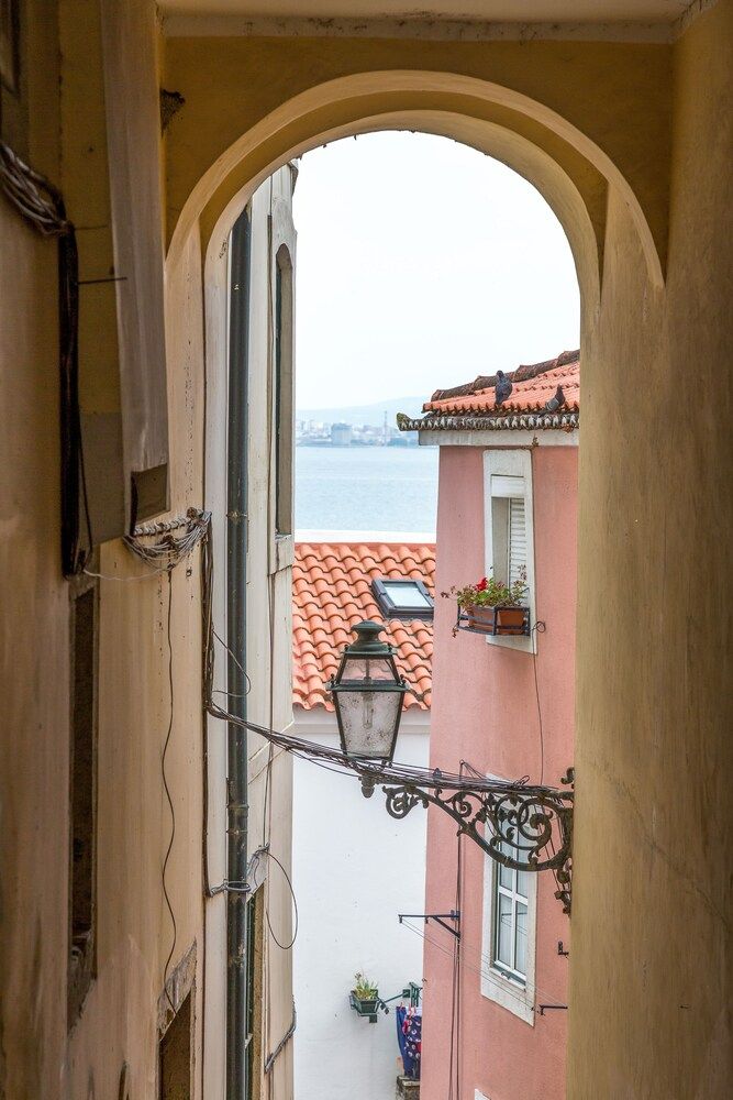 Bright & Spacious Alfama Typical Apartment, By TimeCooler 4