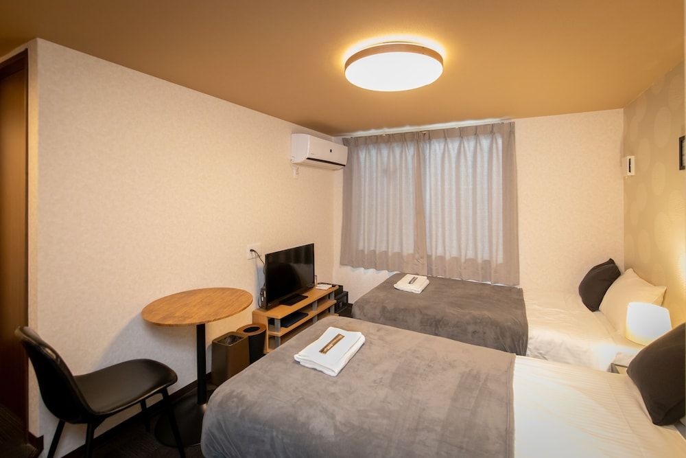 Bright Hotel Kiyomizu Twin Room with Washing Machine 4