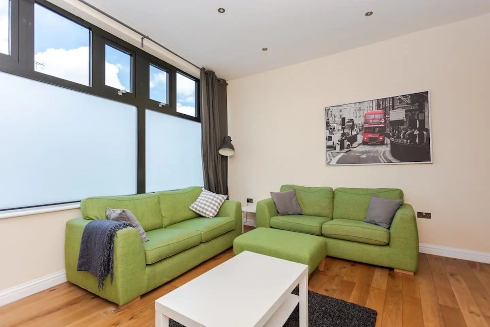 Stylish 2 Bedroom Apartment in Greenwich featured