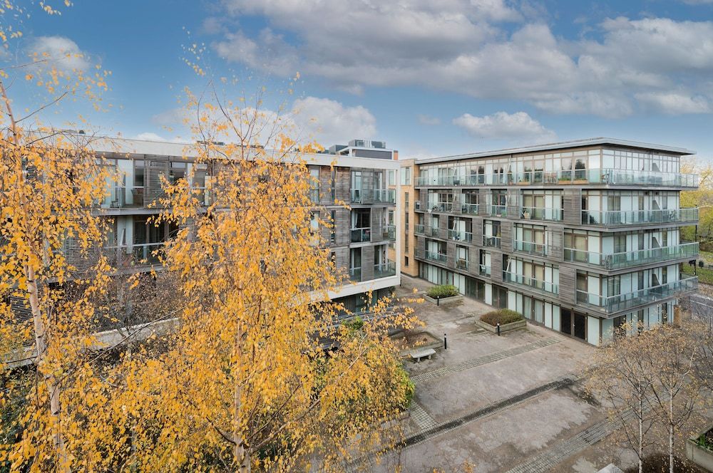 Spacious Flat With Balcony Close to the River in Greenwich by Underthedoormat