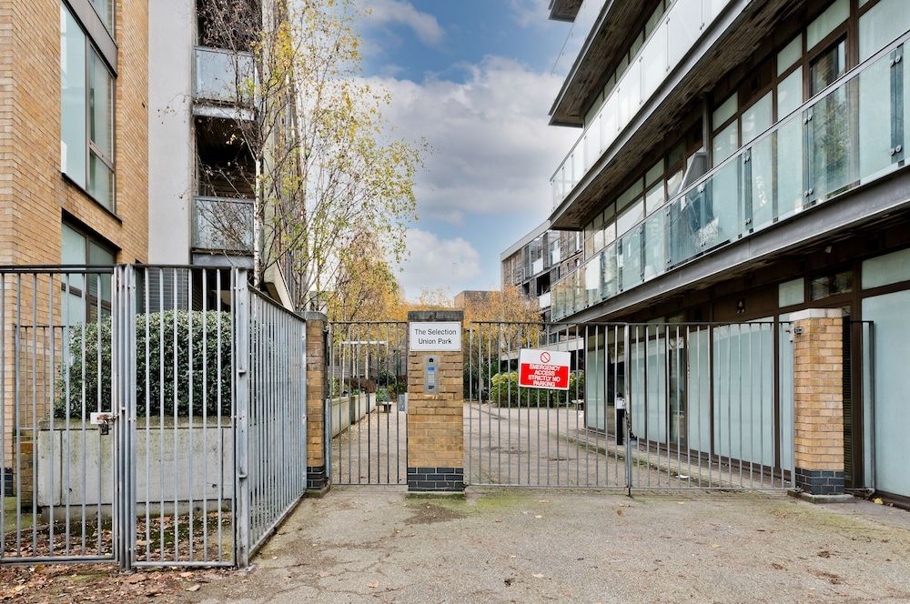 Spacious Flat With Balcony Close to the River in Greenwich by Underthedoormat 4