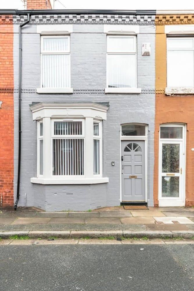 Inviting 3-bedroom Home in Liverpool With Parking 2