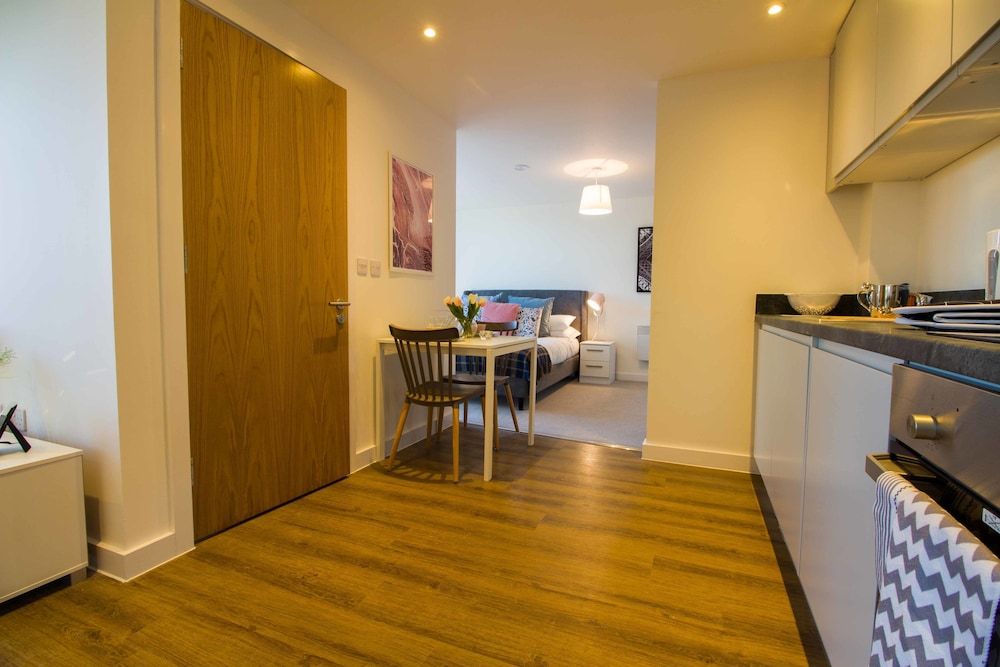 Chavasse Apartments Deluxe Studio, Double or Twin, City View, Juliet Balcony 5