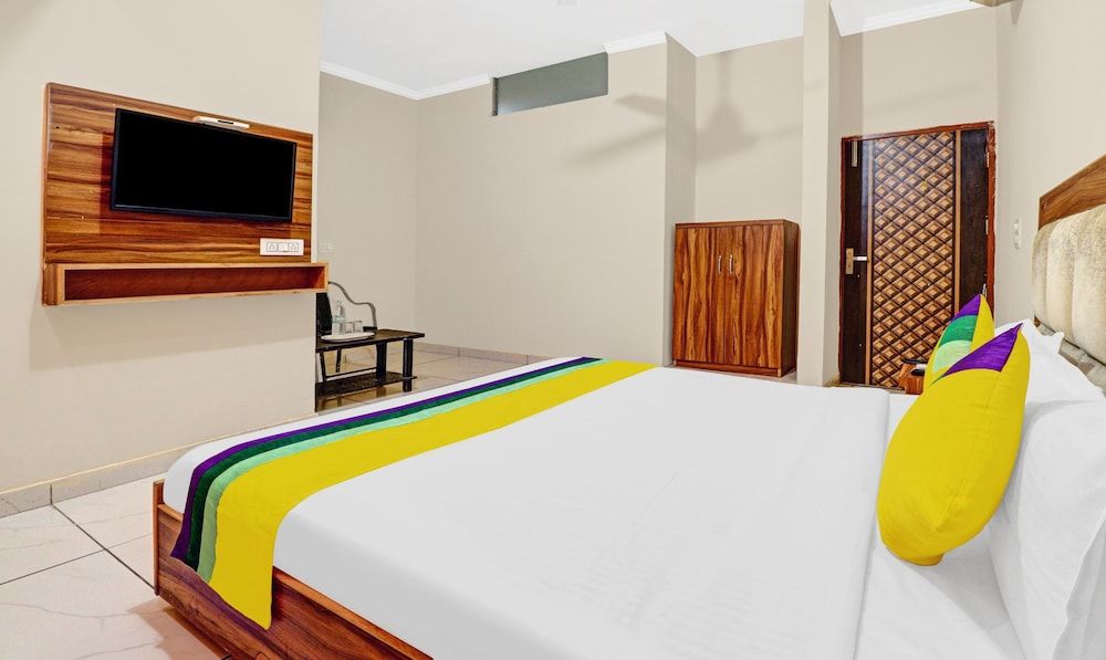 Itsy By Treebo - SK Grand Standard Double Room 6