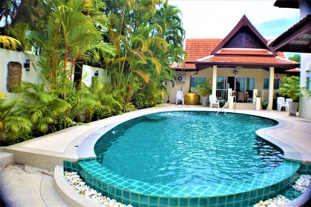 Very Large Villa Suitable for a Large Group up to 10 People or Even 2 Families 2