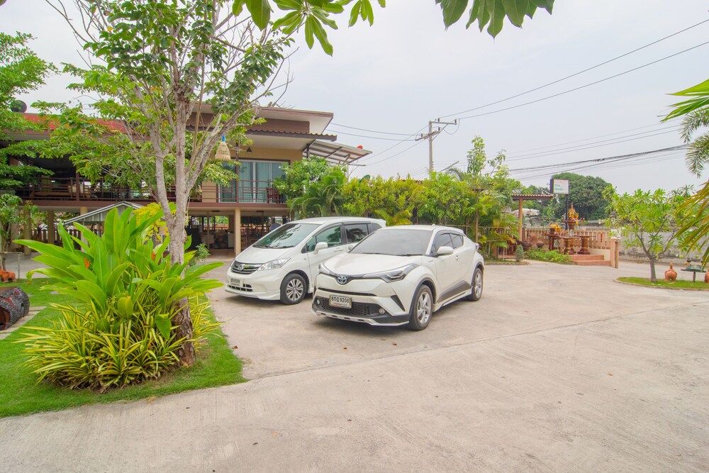 OYO Nawang Resort parking