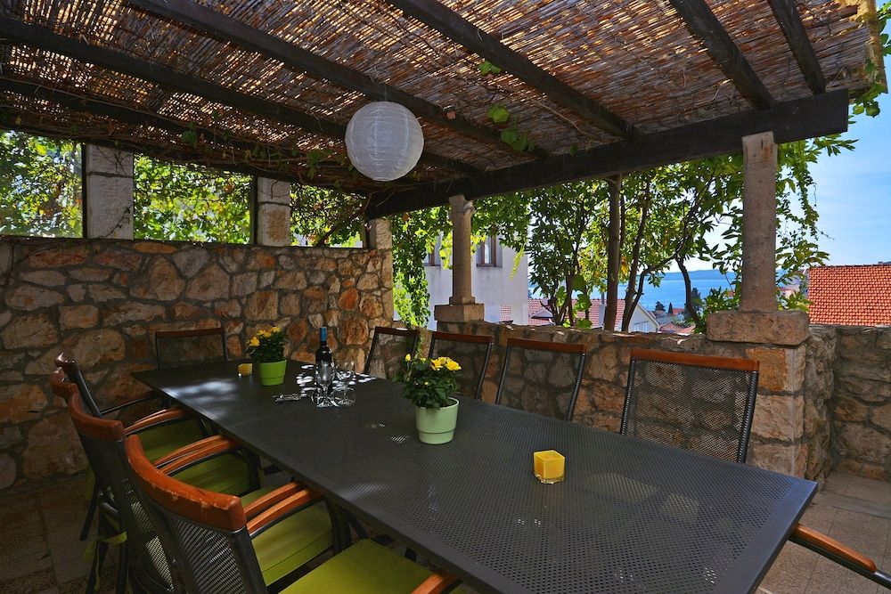 Villa Karaber outdoor_dining