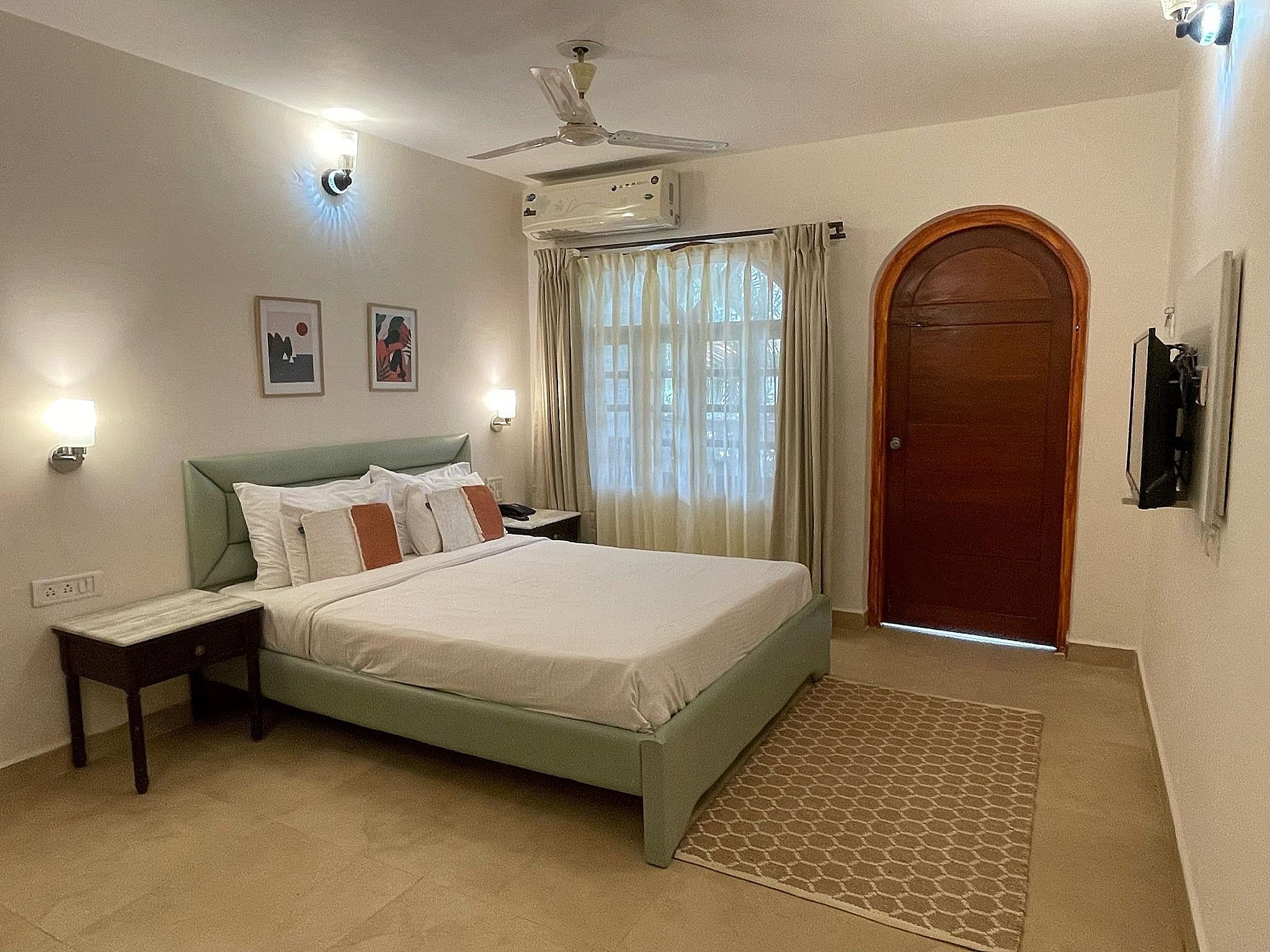 La Vaiencia Beach Resort Deluxe Room With Balcony 3