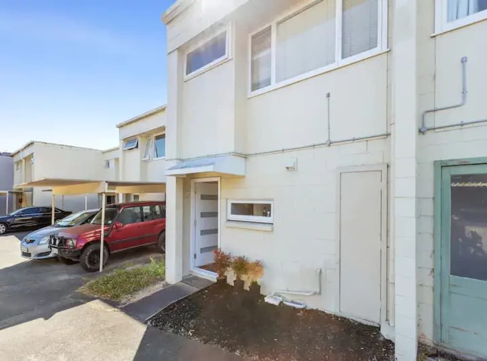 Lovely Ellerslie 2-Bedroom Unit