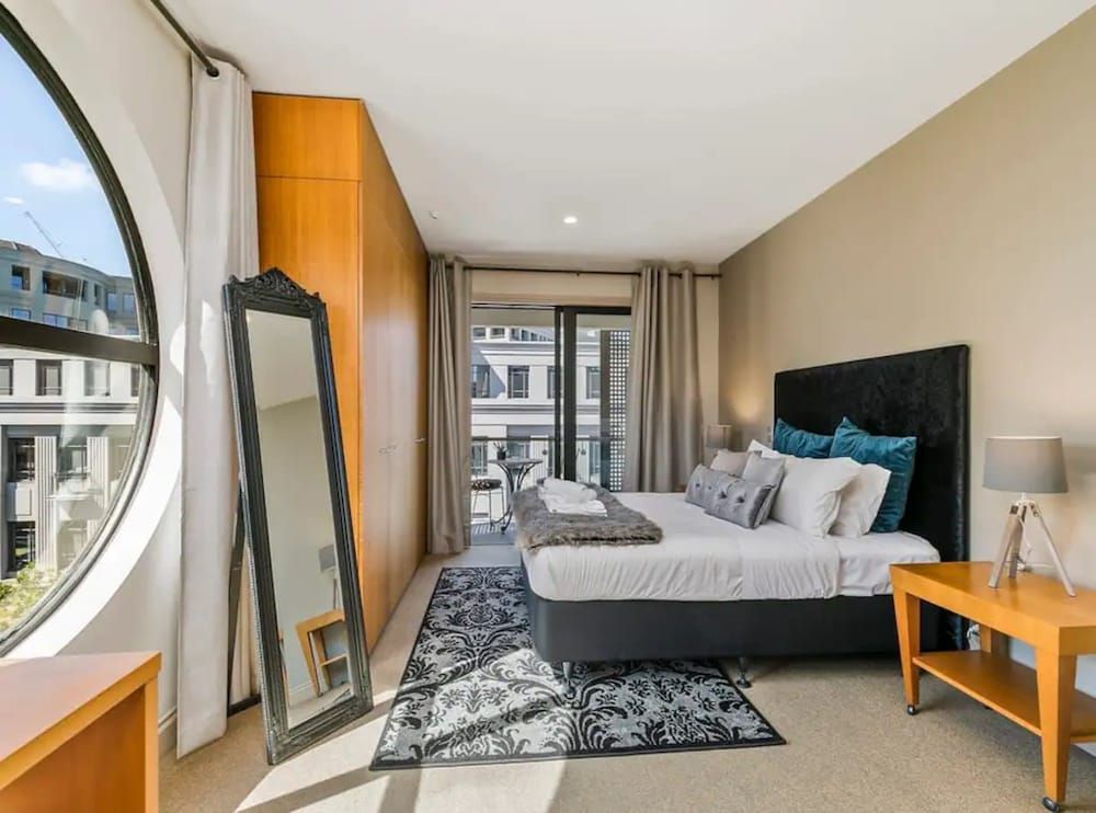 Enormous One Bedroom Beauty In Cbd! Free Parking 2