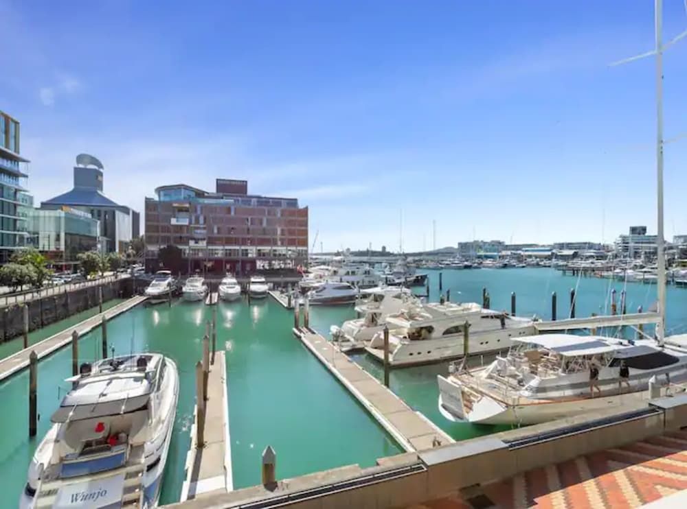 Gorgeous 2 Bedroom - Wynyard Quarter! Free Parking