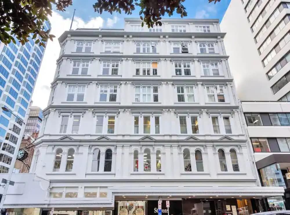 Charming Spacious Two Bedroom In Central Cbd