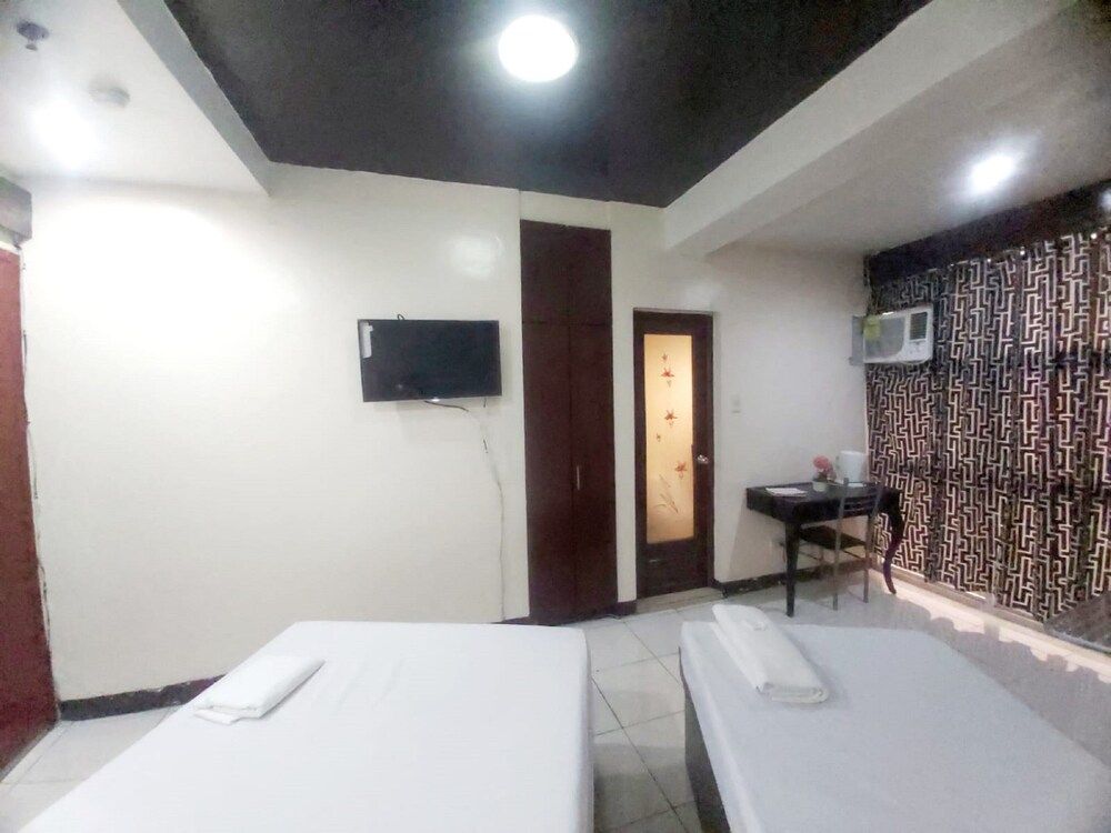 OYO 924 Cosmo Hotel Espana Near Ust room 2