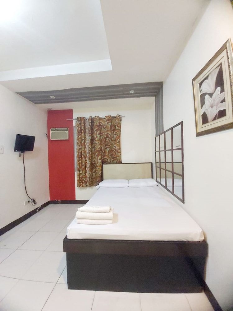 OYO 924 Cosmo Hotel Espana Near Ust Standard Double Room 2