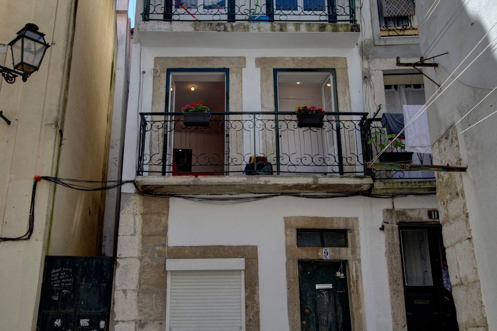 Cozy 1 Bed in the Heart of Alfama w Aircon 2