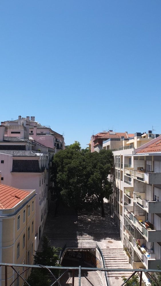 Quiet and Sunny central Lisbon apartment