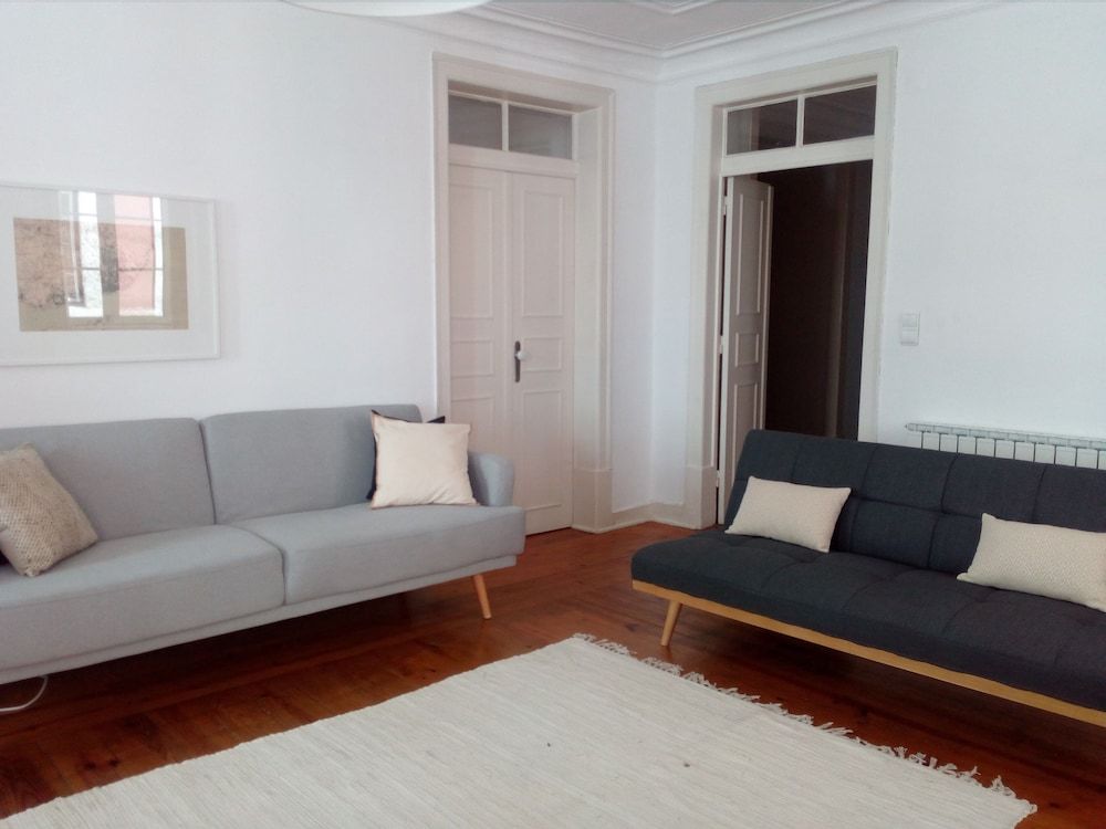 Stunning Apartment Near Chiado