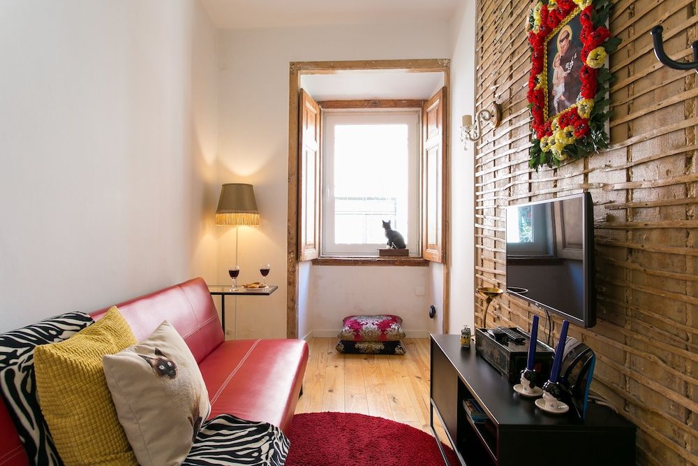 JOIVY Chic 1-bed Apt moments to Luis de Camões Sq 2