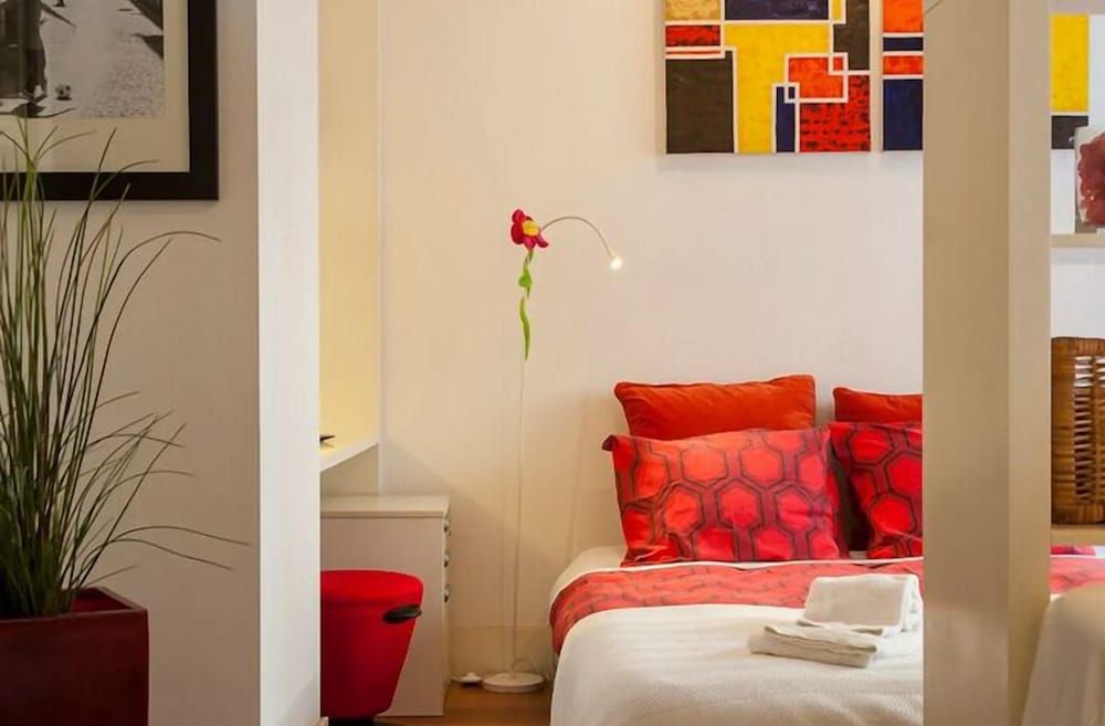 JOIVY Color-block studio w/workspace &free parking at the heart of Santa Catarina room 3