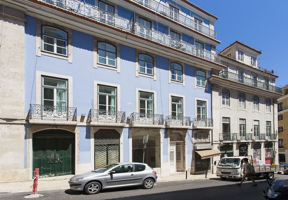 JOIVY Exclusive 4BR home w/3 workspaces&garden in Baixa