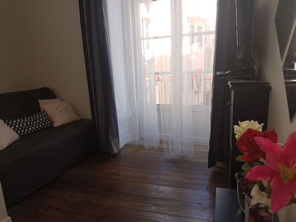 Apartment with Balcony in the Heart of Lisbon 5