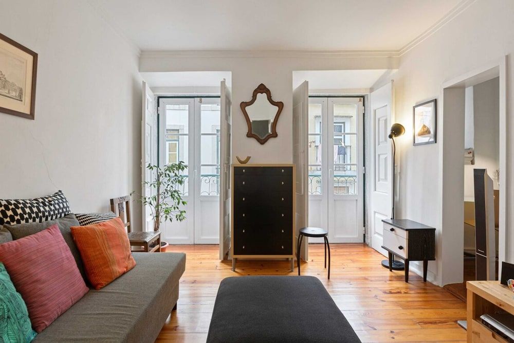 Stunning 1 Bedroom Apartment Near Alfama featured 2