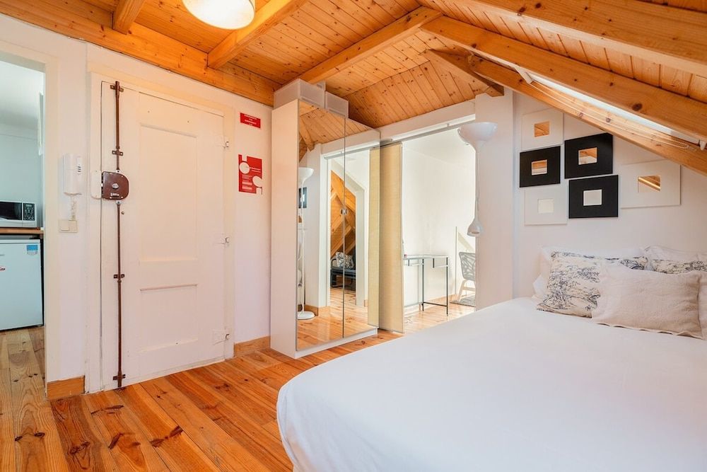 Attic Apartment With Balcony in Bairro Alto 3