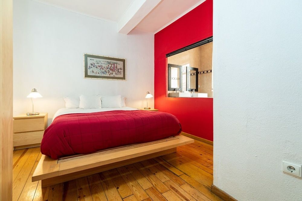 Charming 2 Bedroom Apartment Next to Praça da Figueira room 4