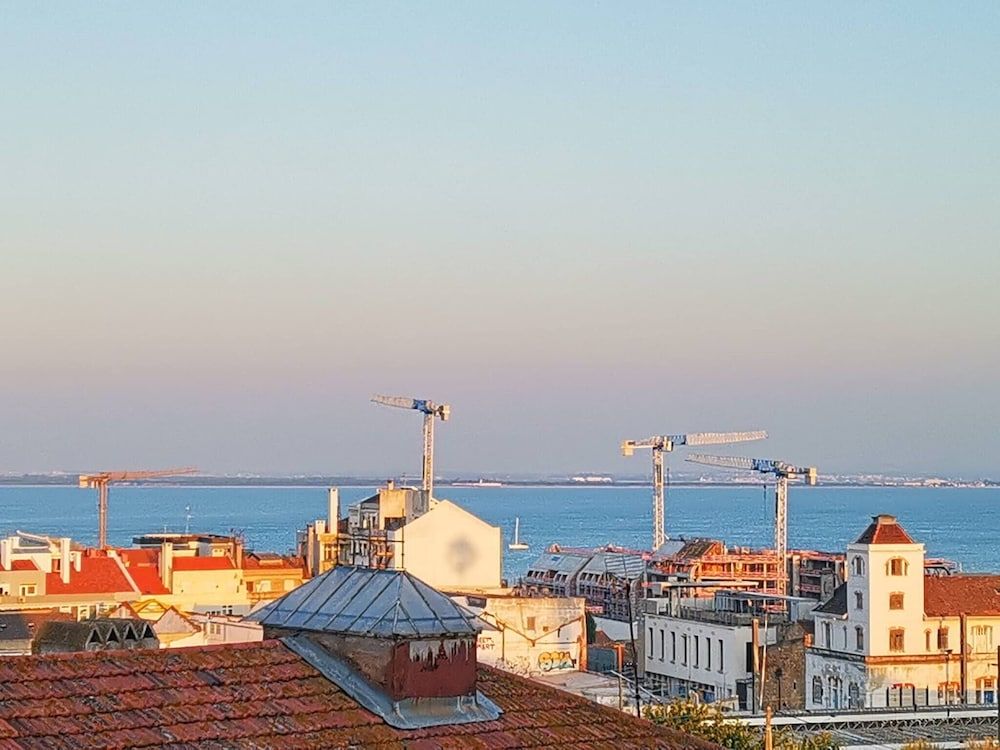 Beautiful Private Room With River View In Lisbon property_grounds