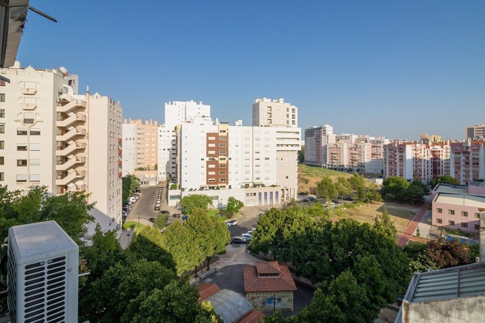 Modern 2 Bedroom Apartment With Views in Lisbon