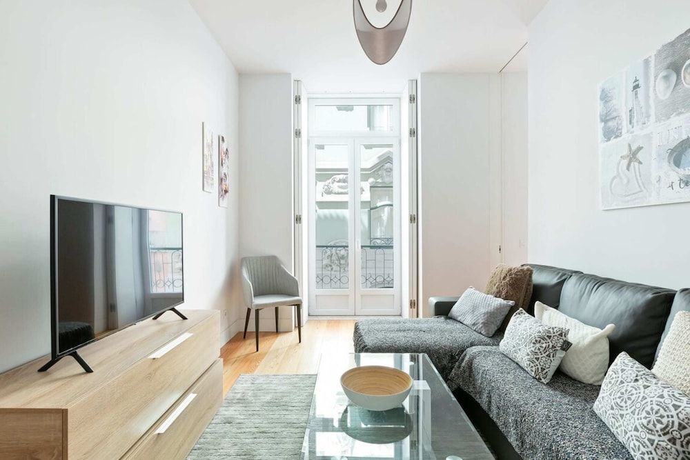 Spacious 1 Bedroom Apartment Near Baixa featured 2