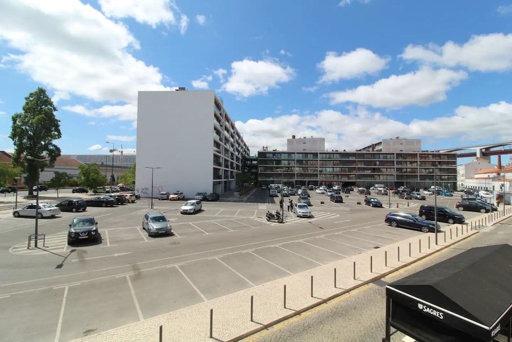 Bright 1 Bedroom With Lovely Balcony in Lisbon