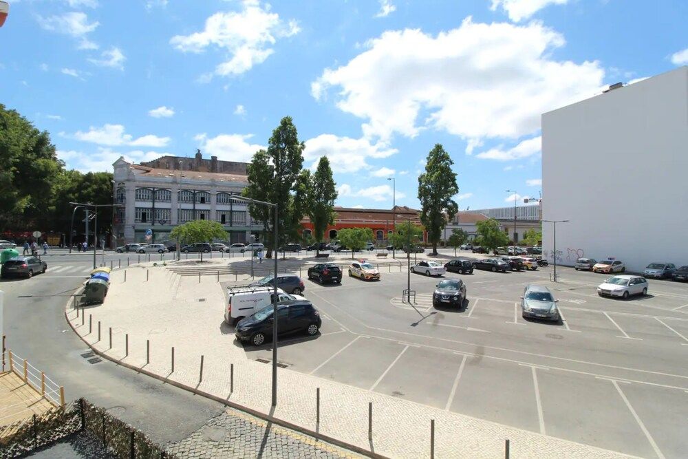 Bright 1 Bedroom With Lovely Balcony in Lisbon 2