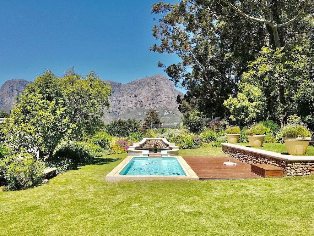 Banhoek Corner Guesthouse pool