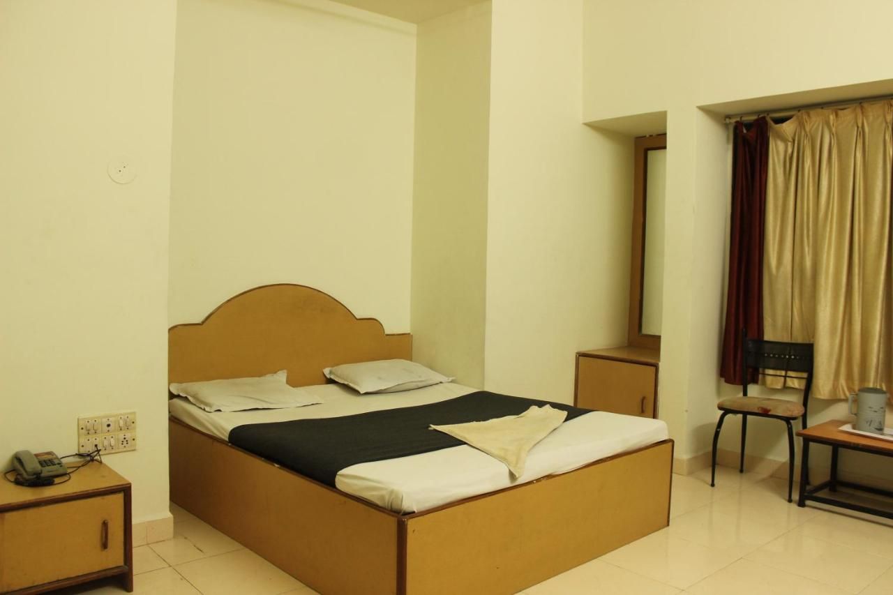 Hotel Laxmi Palace Basic Double Bed Non A/C Room 2