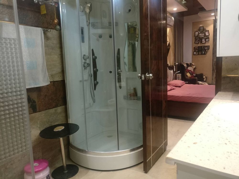 Room in Condo - 'mount View Double-bed' By Aparna Bienvenue ! Room, 1 Bedroom, Smoking, Balcony 6