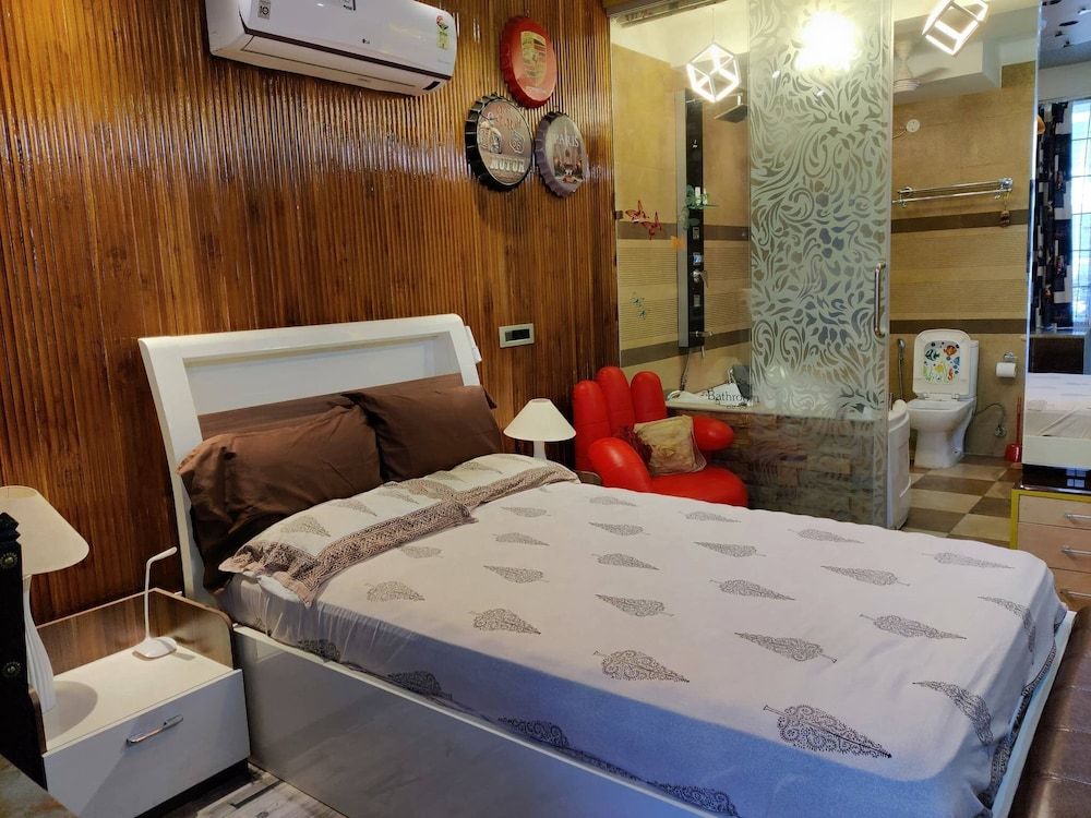 Room in Condo - 'mount View Double-bed' By Aparna Bienvenue ! Room, 1 Bedroom, Smoking, Balcony 5