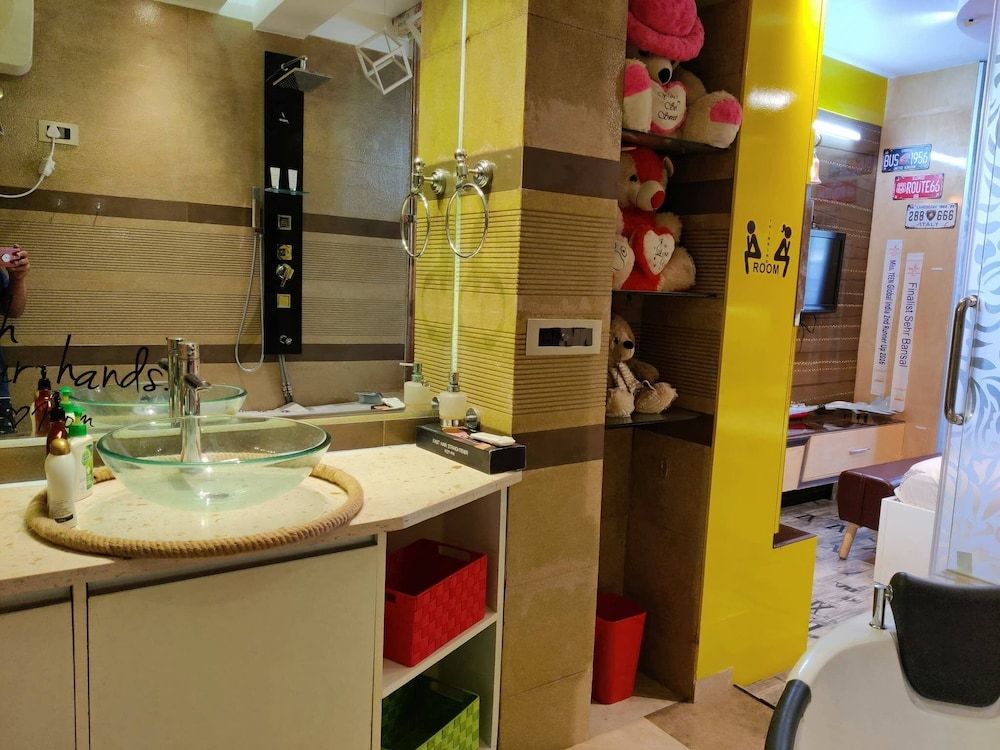 Room in Condo - 'mount View Double-bed' By Aparna Bienvenue ! Room, 1 Bedroom, Smoking, Balcony 17