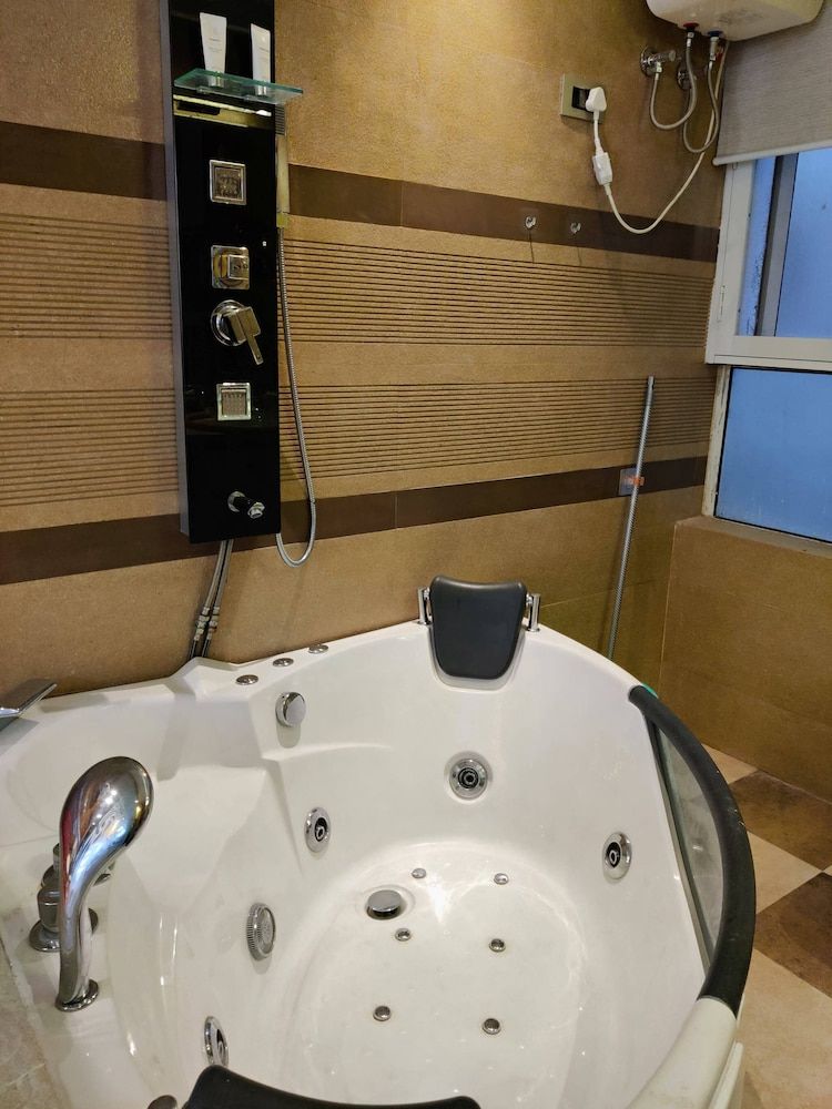 Room in Condo - 'mount View Double-bed' By Aparna Bienvenue ! Room, 1 Bedroom, Smoking, Balcony 43