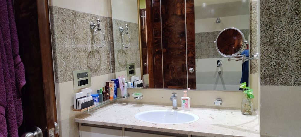 Room in Condo - 'mount View Double-bed' By Aparna Bienvenue ! Room, 1 Bedroom, Smoking, Balcony 13