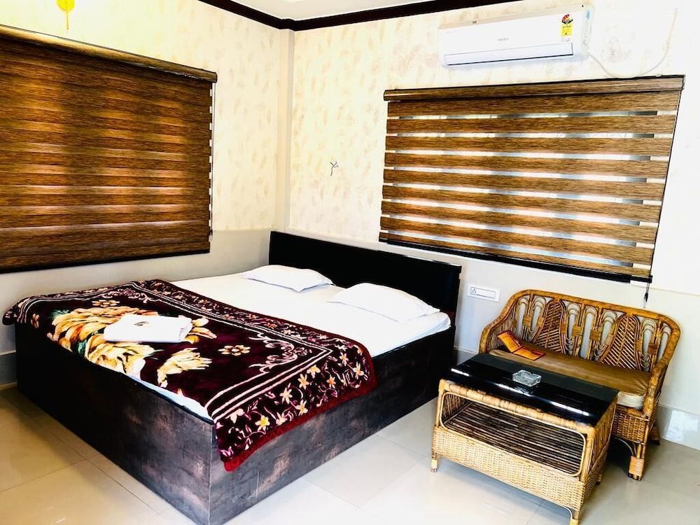Kadambini Jungle Resort Deluxe Room 4