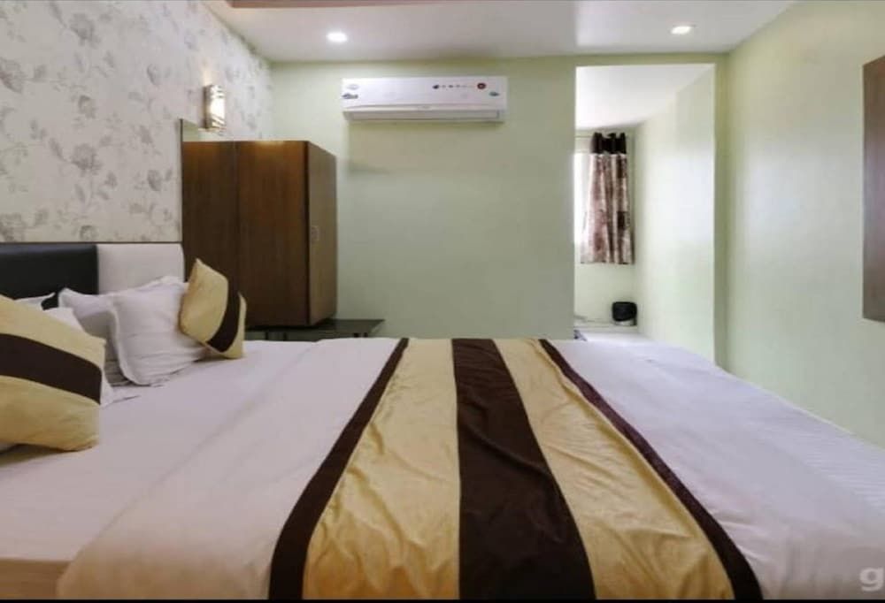 undefined Hotel Satellite Inn 9