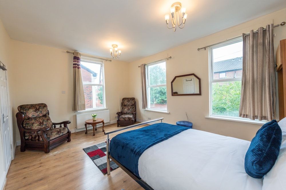 Captivating 5-bed House in Liverpool With Parking 3