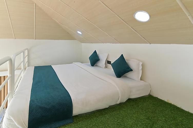 Elegant Waterfront Resort Deluxe Lake View Room 2