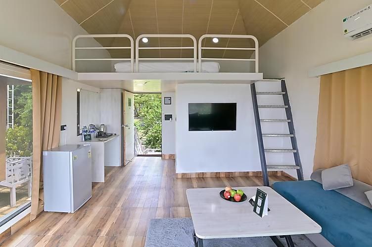 Elegant Waterfront Resort Deluxe Lake View Room 4