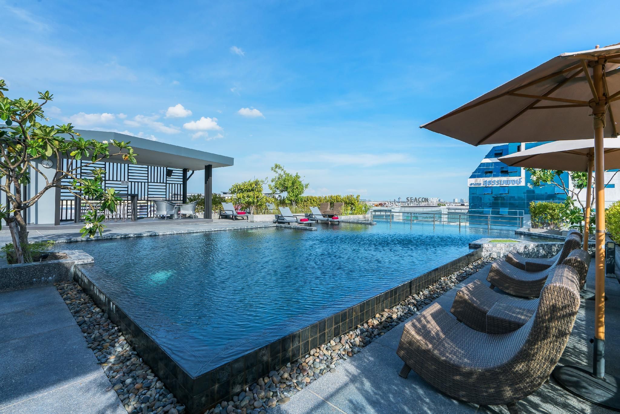swimming pool [outdoor]